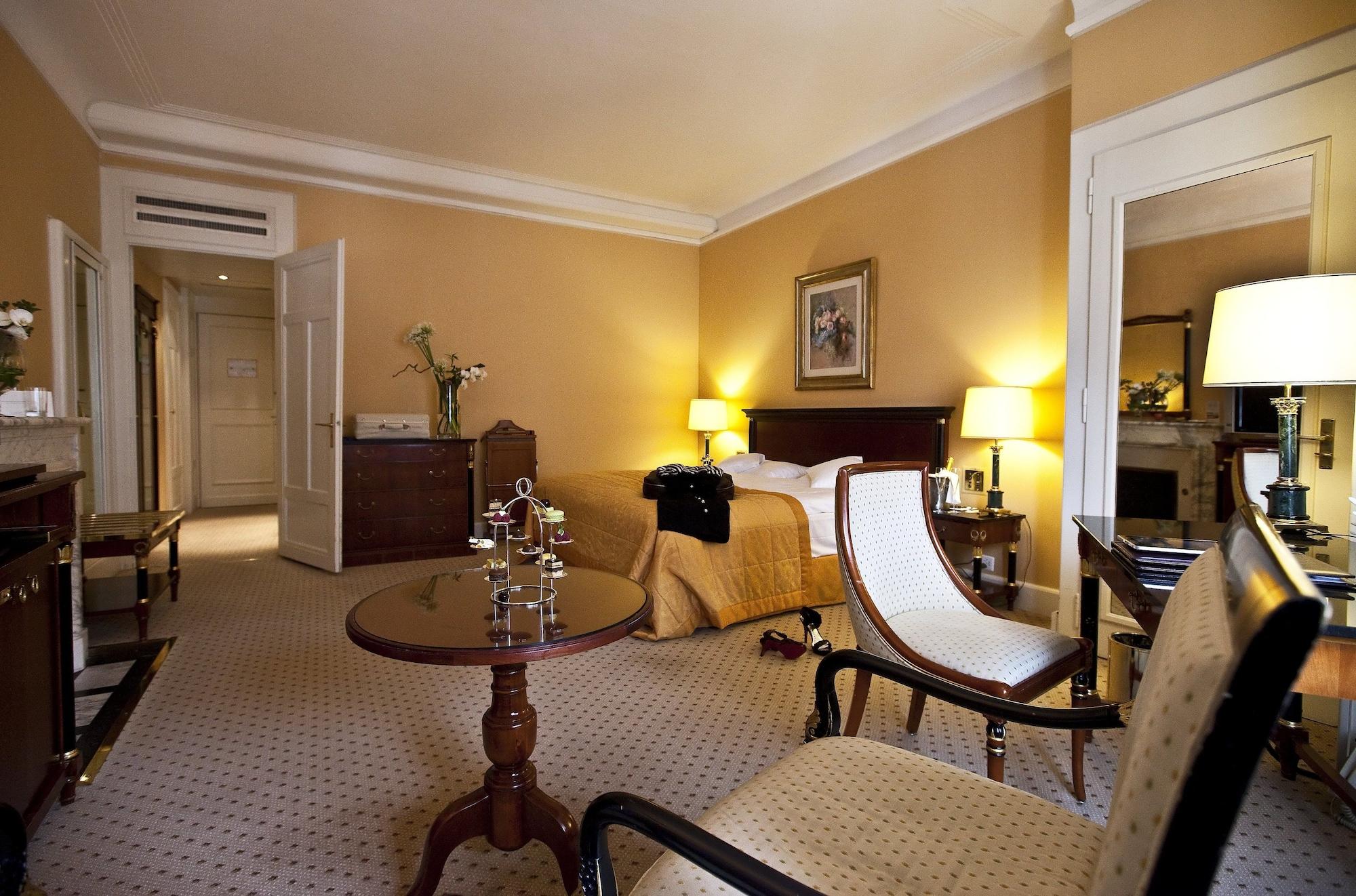 Lausanne Palace Ngoại thất bức ảnh A room at the hotel