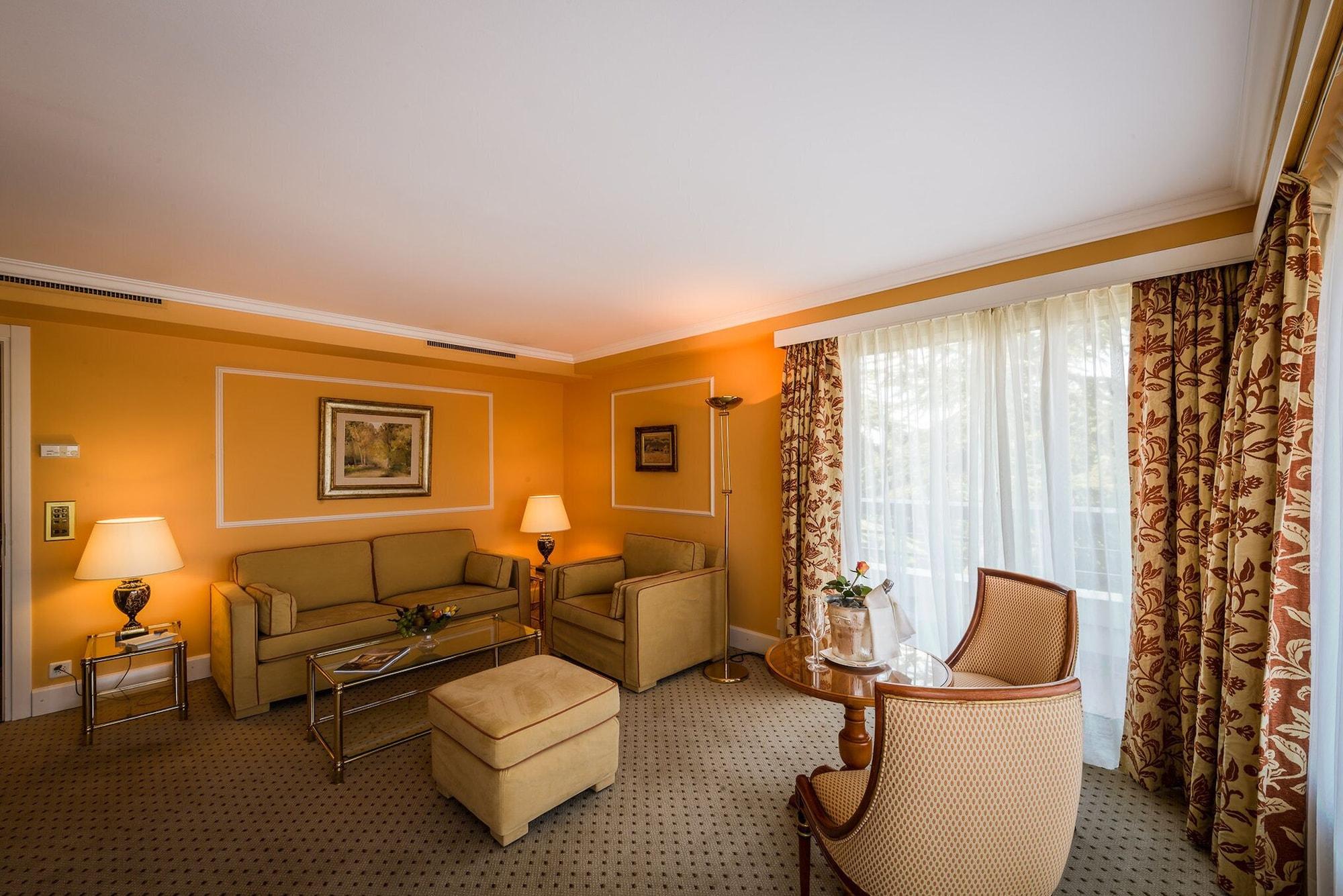 Lausanne Palace Ngoại thất bức ảnh A suite at the Hotel de Crillon