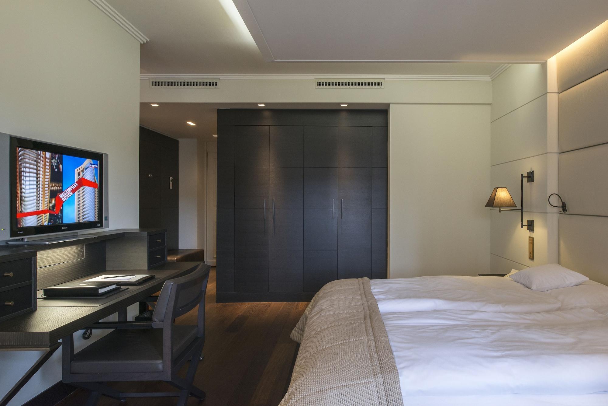 Lausanne Palace Ngoại thất bức ảnh A room at the hotel