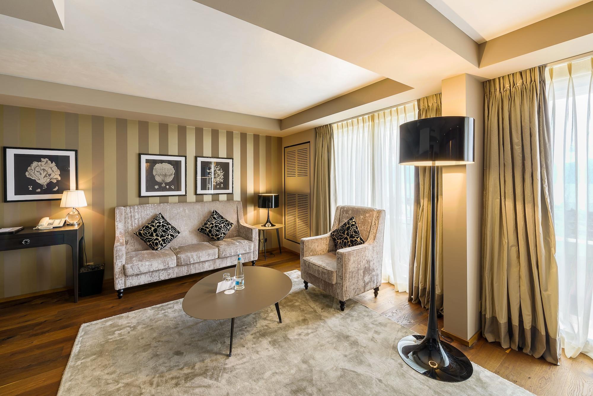 Lausanne Palace Ngoại thất bức ảnh A suite at the hotel