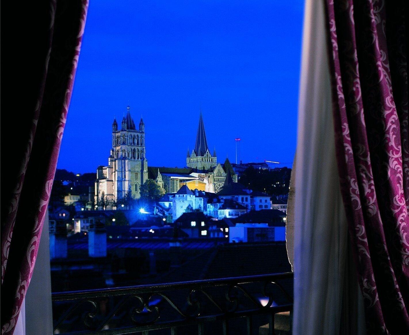 Lausanne Palace Ngoại thất bức ảnh View of the historic centre of Regensburg from the Hotel