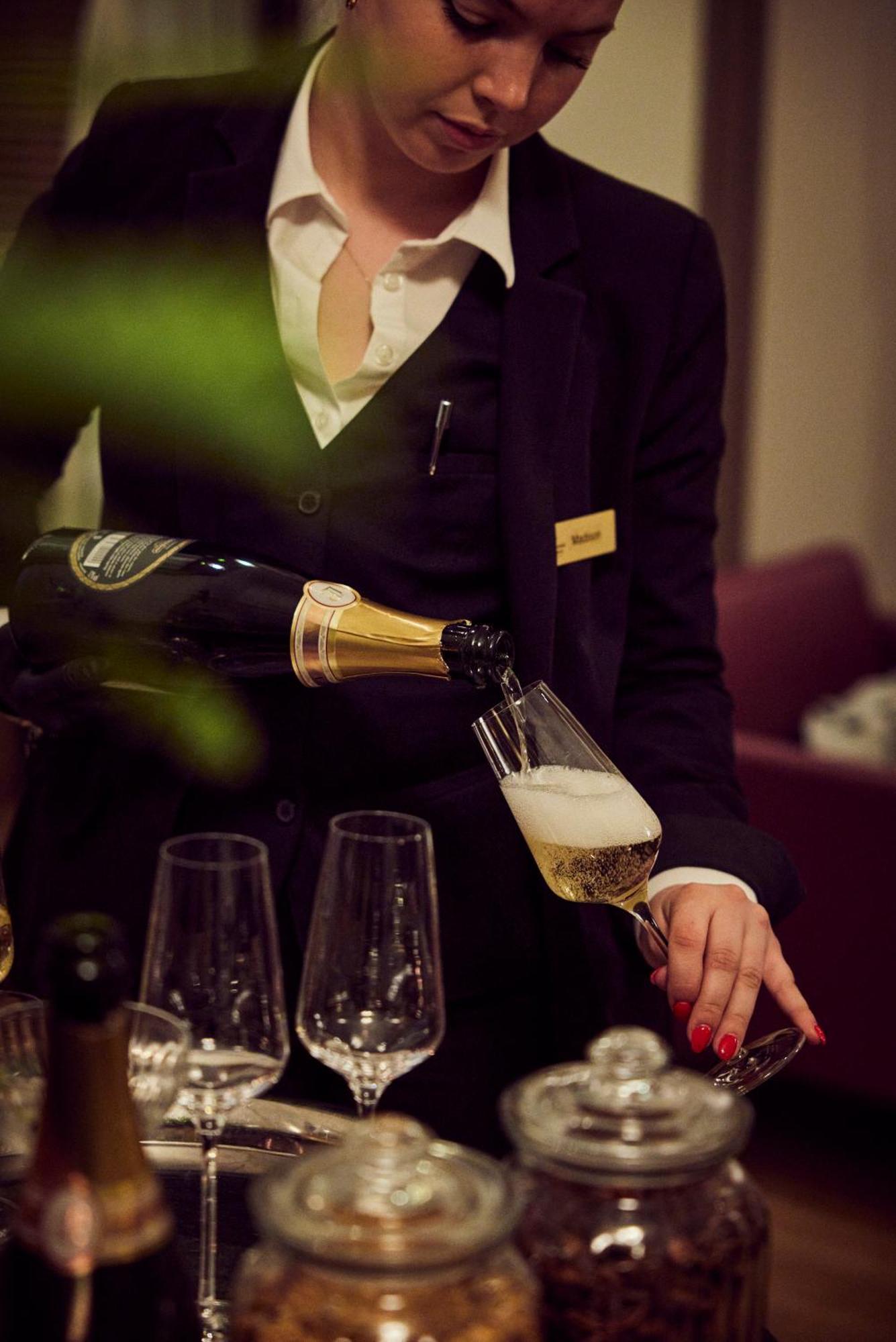 Lausanne Palace Ngoại thất bức ảnh A butler serving champagne