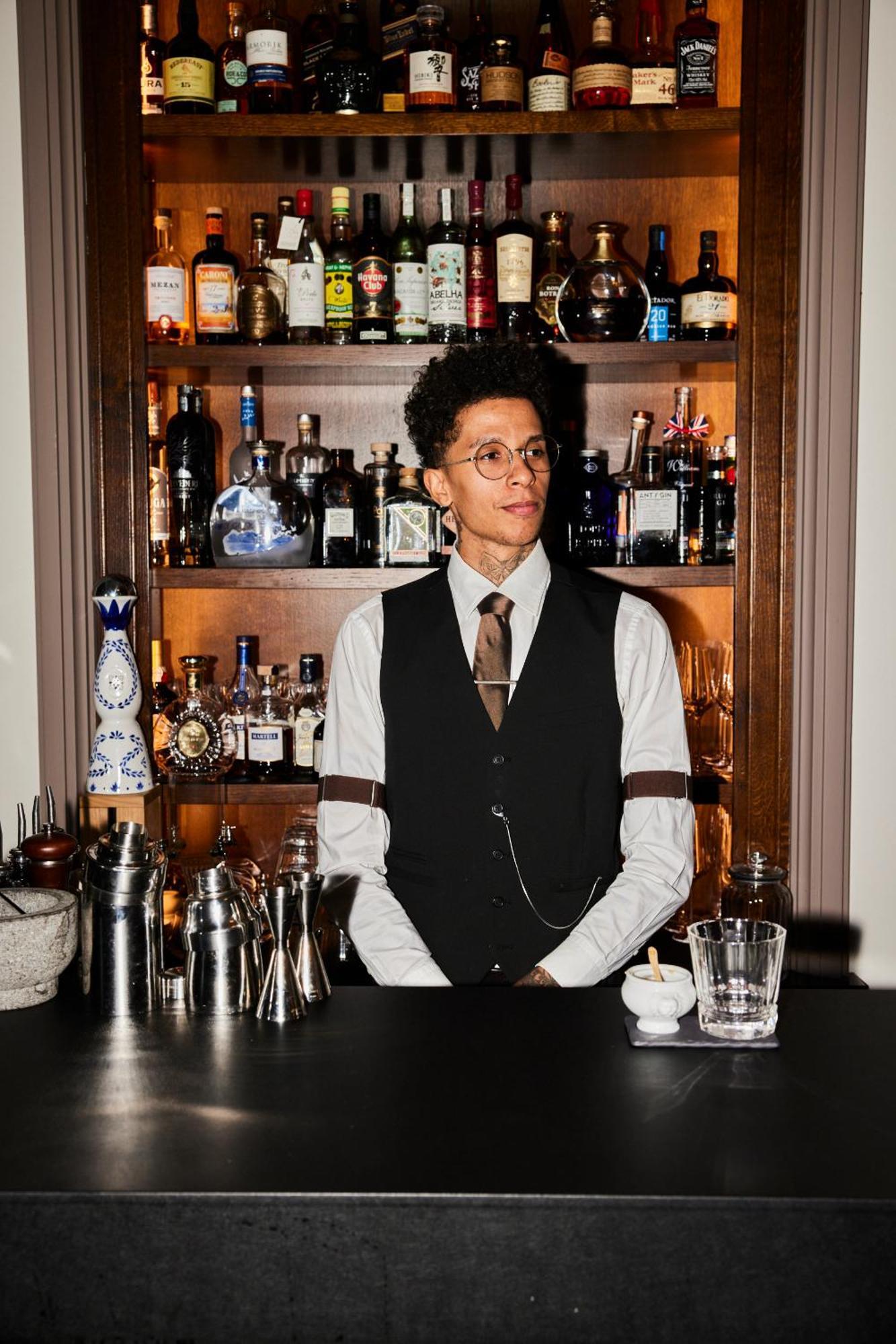 Lausanne Palace Ngoại thất bức ảnh A bartender at work
