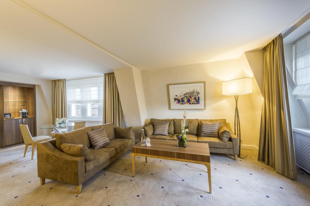 Lausanne Palace Ngoại thất bức ảnh Suite at the Hotel de Crillon